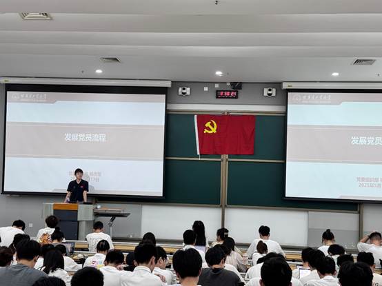 一群人在开会 AI 生成的内容可能不正确。