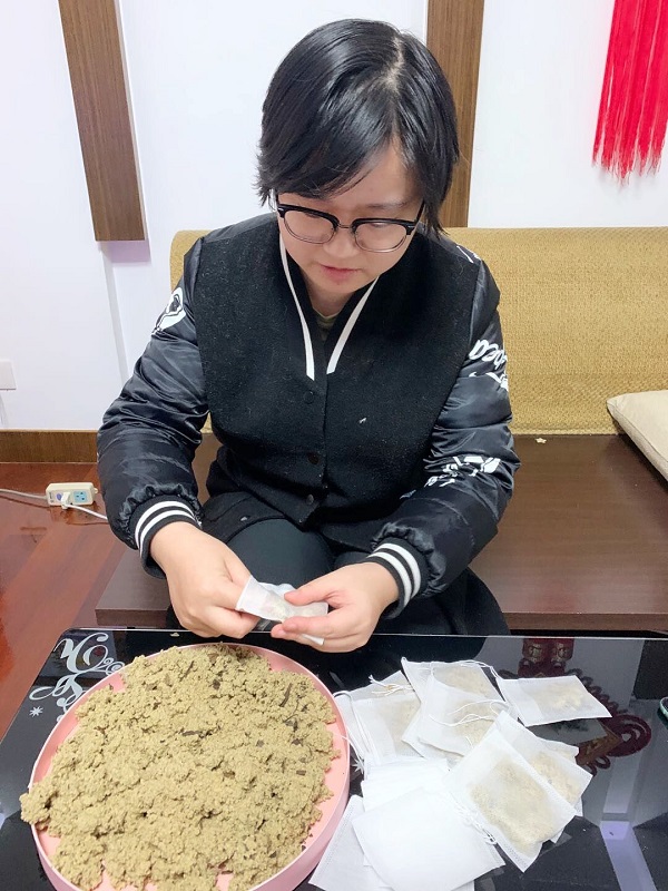 计算机学院博士一支部陈倩制作艾香包送给（舟山市定海广华医院）医务工作者.jpg